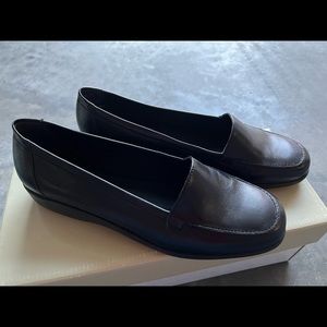 Ladies Easy spirit black slip on loafers